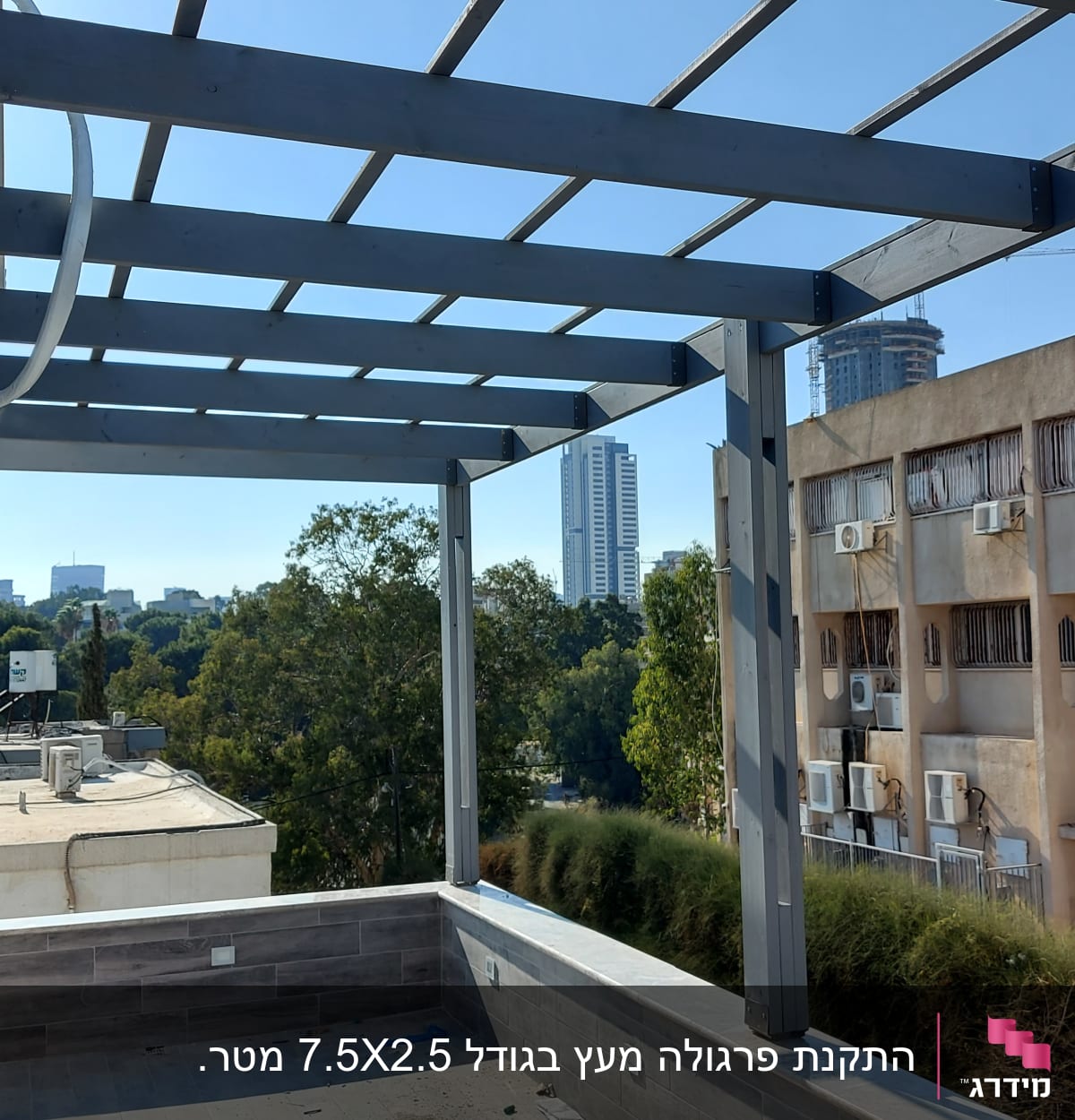 פרגולה מעץ על גג עם נוף עירוני